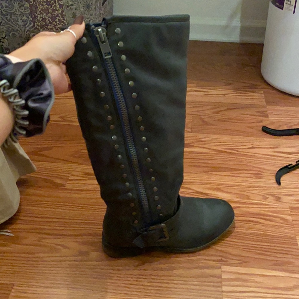 Boots. Gray.